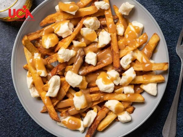 Bánh Poutine là biểu tượng ẩm thực của Canada