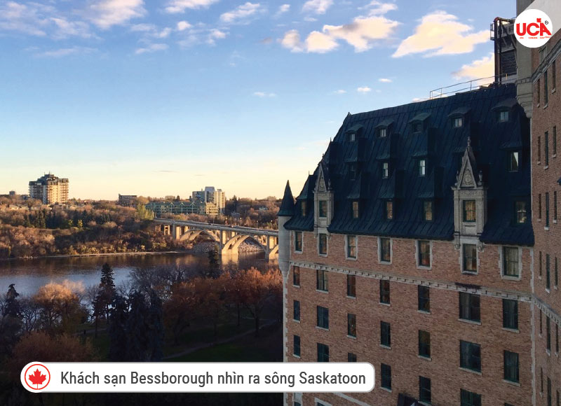 Khách sạn Bessborough nhìn ra sông Saskatchewan