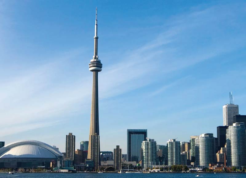 Tháp truyền hình CN Tower mang tính biểu tượng của thành phố Toronto 